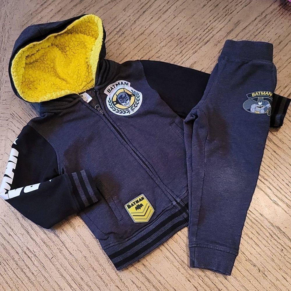 4T boys batman jacket and sweatpants🖤💛